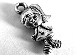 Kovový přívěsek holčička 15 x 7 mm - B60128