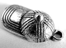 Kovový přívěsek Kšiltovka 20 x 10 x 8 mm - B60105